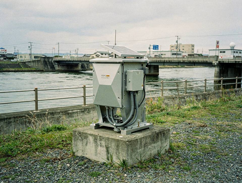 河川敷に設置された災害対策ソリューション機器